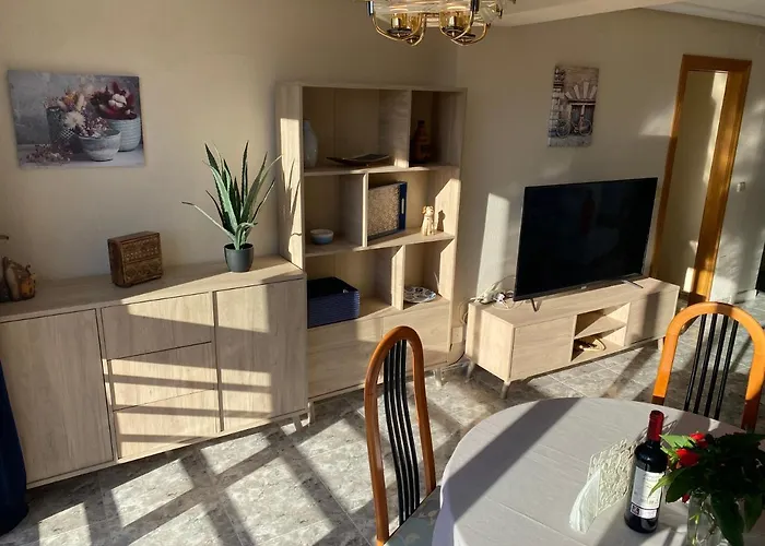 Cozy Apartment Just 8 Min Walk From The Beach!